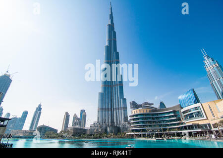 DUBAI, VEREINIGTE ARABISCHE EMIRATE - Oktober 2018: Burj Khalifa Tower. Dieser Wolkenkratzer ist der höchste Mann-Struktur in der Welt. Stockfoto