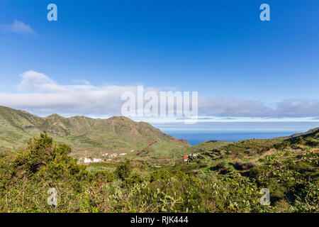 Den Blick über das Tal von El Palmar und einen Hügel aus Mutterboden, Teno, Teneriffa, Kanarische Inseln, Spanien Stockfoto