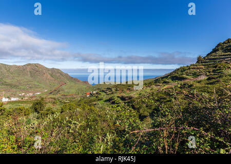 Den Blick über das Tal von El Palmar und einen Hügel aus Mutterboden, Teno, Teneriffa, Kanarische Inseln, Spanien Stockfoto