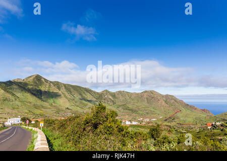 Den Blick über das Tal von El Palmar und einen Hügel aus Mutterboden, Teno, Teneriffa, Kanarische Inseln, Spanien Stockfoto