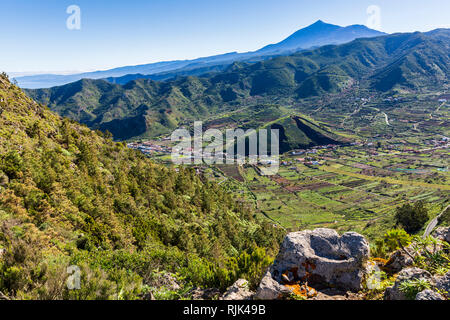 Den Blick über das Tal von El Palmar und einen Hügel gegraben aus für den Mutterboden, mit Teide in der Ferne, Teno, Teneriffa, Kanarische Inseln, Spanien Stockfoto