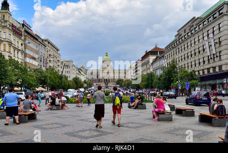 Blick auf den Wenzelsplatz eine halbe Meile lang aus dem 14. Jahrhundert mit Narodni Park National Museum am Ende im Sommer, Prag Stockfoto