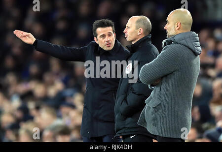 Everton manager Marco Silva (links) reagiert auf die vierte offizielle Mike Dean (Mitte) und Manchester City Manager Pep Guardiola während der Premier League Spiel im Goodison Park, Liverpool. Stockfoto