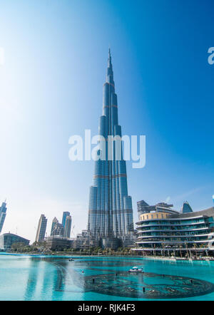 DUBAI, VEREINIGTE ARABISCHE EMIRATE - Oktober 2018: Burj Khalifa Tower. Dieser Wolkenkratzer ist der höchste Mann-Struktur in der Welt. Stockfoto