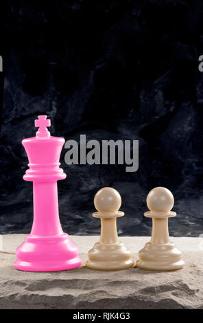 Rosa Chess König und seine Bauern mit Raum für Ihre Art. Stockfoto