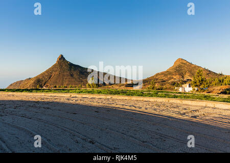 Roque Imoque und eine landwirtschaftliche Landschaft bei Ifonche, Arona, Teneriffa, Kanarische Inseln, Spanien Stockfoto