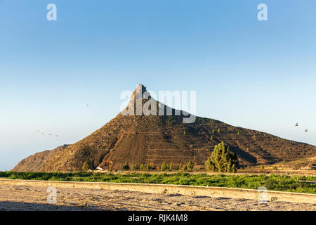 Roque Imoque und eine landwirtschaftliche Landschaft bei Ifonche, Arona, Teneriffa, Kanarische Inseln, Spanien Stockfoto