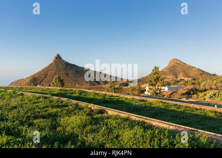 Roque Imoque und eine landwirtschaftliche Landschaft bei Ifonche, Arona, Teneriffa, Kanarische Inseln, Spanien Stockfoto