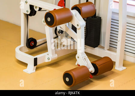 Leer stehende Bein Kurve Übung Maschine im modernen Fitnessraum Stockfoto