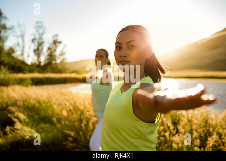 Porträt einer jungen Frau, die sich beim Üben von Yoga. Stockfoto