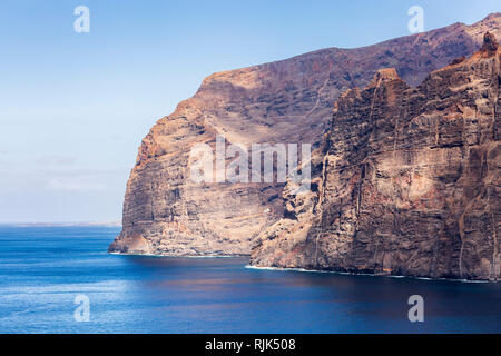 Schiere seeklippen von Los Gigantes mit Naht schroffen Felswände der ruhigen blauen Atlantik an der Westküste von Teneriffa, Kanarische Inseln, Spanien erfüllen Stockfoto