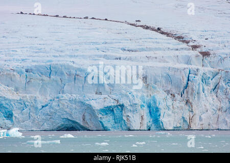 Schmutz auf der Oberseite des Smeerenburgbreen, kalbenden Gletscher in der Nähe von Reuschhalvøya, Bjørnfjorden, inneren Teil des Smeerenburgfjorden, Svalbard, Norwegen Stockfoto