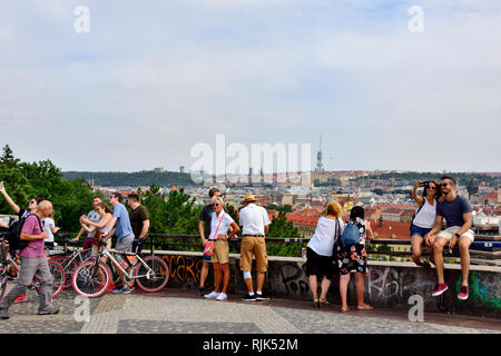 Die Leute, die auf der Suche an der Blick über Prag vom oberen Rand Letna Hill von der Prager Metronom, das alte Stalin Kultur Center Park Stockfoto