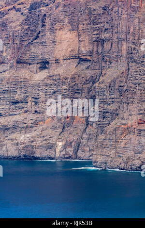 Schiere seeklippen von Los Gigantes mit Naht schroffen Felswände der ruhigen blauen Atlantik an der Westküste von Teneriffa, Kanarische Inseln, Spanien erfüllen Stockfoto