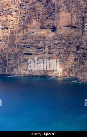 Schiere seeklippen von Los Gigantes mit Naht schroffen Felswände der ruhigen blauen Atlantik an der Westküste von Teneriffa, Kanarische Inseln, Spanien erfüllen Stockfoto