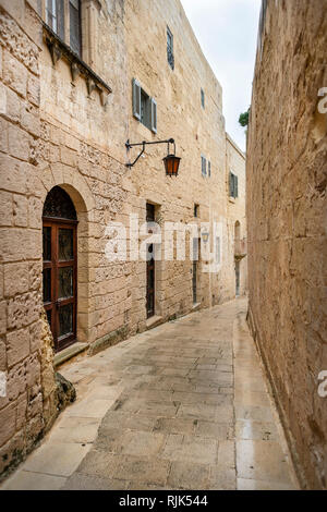 Gasse in die stille Stadt Mdina, Malta. Stockfoto