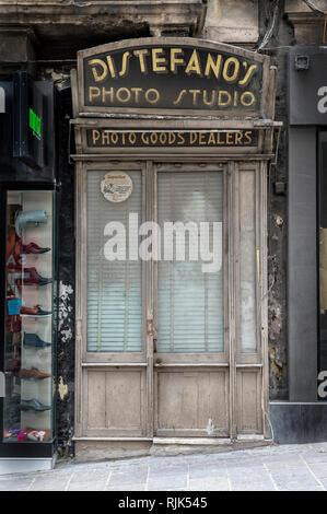 Die Außenseite des Foto Distefano's Studio in Sliema, Malta mit traditionellen maltesischen Shop vor. Stockfoto