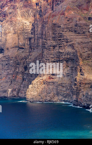 Schiere seeklippen von Los Gigantes mit Naht schroffen Felswände der ruhigen blauen Atlantik an der Westküste von Teneriffa, Kanarische Inseln, Spanien erfüllen Stockfoto