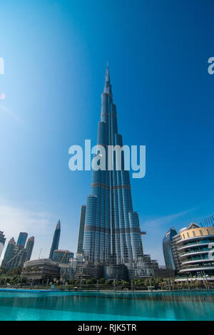 DUBAI, VEREINIGTE ARABISCHE EMIRATE - Oktober 2018: Burj Khalifa Tower. Dieser Wolkenkratzer ist der höchste Mann-Struktur in der Welt. Stockfoto