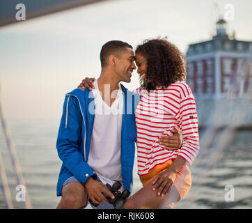 Glückliches junges Paar entspannende und Spaß beim Segeln. Stockfoto