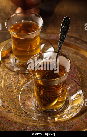 Türkischer Apfeltee ein Apfel aromatisierte Getränke in den türkischen Kaffee Gläser serviert beleuchtet mit kreativer Beleuchtung Stockfoto