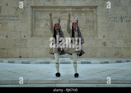 Athen, Griechenland - 13. Juni 2016: Evzone Wachen, vor dem Grab des Unbekannten Soldaten in den Syntagma-platz, März unisono am Nachmittag. Stockfoto