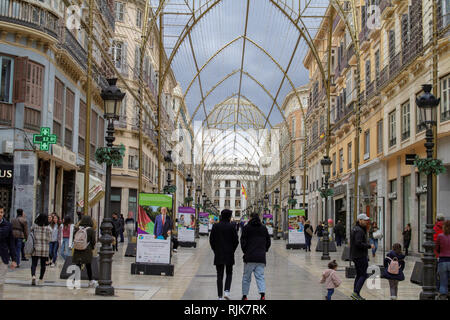 Malaga, Spanien. Die Haupteinkaufsstraße in Malaga, Larios Street, und eine der teuersten Straßen, um Immobilien in Europa zu mieten. Stockfoto