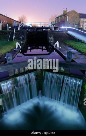 Ein Gatter verriegeln, entlang der Leeds & Liverpool Canal in der Nähe von Leeds City Centre. Stockfoto