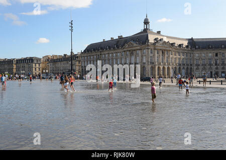 BORDEAUX, Frankreich - 13. AUGUST 2015: Straßen von Bordeaux. Bordeaux ist eine Hafenstadt am Fluss Garonne in der Gironde in Frankreich Stockfoto