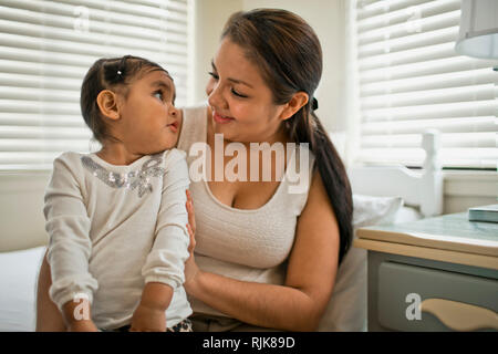 Glückliche Mutter und Kleinkind lächelnd an. Stockfoto