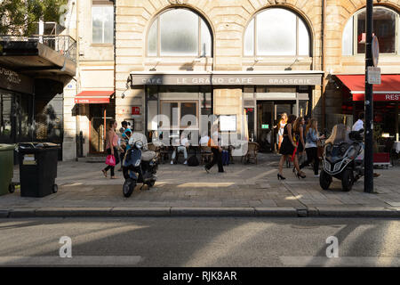 BORDEAUX, Frankreich - 13. AUGUST 2015: Straßen von Bordeaux. Bordeaux ist eine Hafenstadt am Fluss Garonne in der Gironde in Frankreich Stockfoto