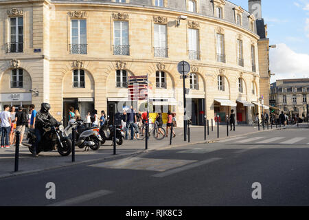 BORDEAUX, Frankreich - 13. AUGUST 2015: Straßen von Bordeaux. Bordeaux ist eine Hafenstadt am Fluss Garonne in der Gironde in Frankreich Stockfoto