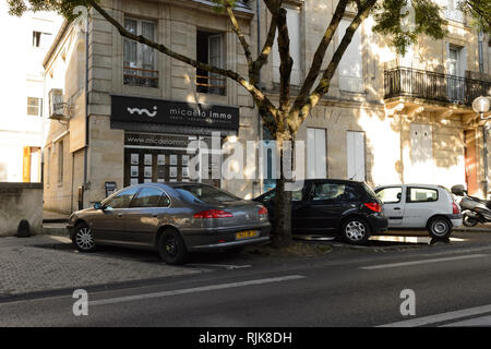 BORDEAUX, Frankreich - 13. AUGUST 2015: Straßen von Bordeaux. Bordeaux ist eine Hafenstadt am Fluss Garonne in der Gironde in Frankreich Stockfoto