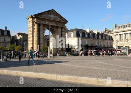 BORDEAUX, Frankreich - 13. AUGUST 2015: Straßen von Bordeaux. Bordeaux ist eine Hafenstadt am Fluss Garonne in der Gironde in Frankreich Stockfoto