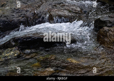 Fluss Hetzen, über Felsen Stockfoto