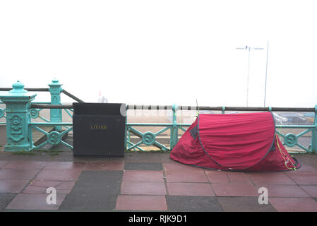 Brighton, England am Februar 06, 2019. Die Obdachlosen Zelt, direkt am Meer. Stockfoto