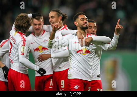 Leipzig, Deutschland. 06 Feb, 2019. Fussball: DFB-Pokal, Achtelfinale, RB Leipzig - VfL Wolfsburg in der Red Bull Arena Leipzig. Leipziger Matheus Cunha (r) jubelt nach dem Tor zum 1:0. (Wichtiger Hinweis: Die DFB verbietet die Verwendung von Bildern im Internet und in online Medien während des Spiels (einschließlich der Hälfte der Zeit). Sperrzeit! Der DFB erlaubt die Veröffentlichung und weitere Verwendung der Bilder auf mobilen Geräten (insbesondere MMS) und über DVB-H und DMB erst nach dem Ende des Spiels.) Credit: Jan Woitas/dpa-Zentralbild/dpa/Alamy leben Nachrichten Stockfoto