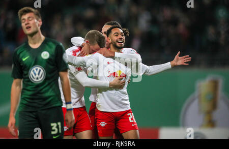 Leipzig, Deutschland. 06 Feb, 2019. Fussball: DFB-Pokal, Achtelfinale, RB Leipzig - VfL Wolfsburg in der Red Bull Arena Leipzig. Leipziger Matheus Cunha Jubel nach dem 1:0, auf der linken Seite Wolfsburg Robin Knoche ist genervt. (Wichtiger Hinweis: Die DFB verbietet die Verwendung von Bildern im Internet und in online Medien während des Spiels (einschließlich der Hälfte der Zeit). Sperrzeit! Der DFB erlaubt die Veröffentlichung und weitere Verwendung der Bilder auf mobilen Geräten (insbesondere MMS) und über DVB-H und DMB erst nach dem Ende des Spiels.) Credit: Jan Woitas/dpa-Zentralbild/dpa/Alamy leben Nachrichten Stockfoto