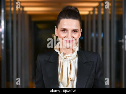 Berlin, Deutschland. 06 Feb, 2019. Juliette Binoche, französische Schauspielerin und Jury Präsident der Berlinale, kommt zu dem Hotel Mandala für eine Jury Dinner vor dem Start der Berlinale. Foto: Jens Kalaene/dpa-Zentralbild/dpa/Alamy leben Nachrichten Stockfoto