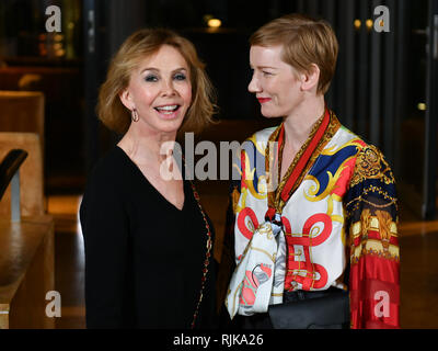 Berlin, Deutschland. 06 Feb, 2019. Trudie Styler (l), der britische Produzent, und Sandra Hüller, deutsche Schauspielerin, kommen Sie zum Hotel Mandala für eine Jury Dinner vor dem Start der Berlinale. Foto: Jens Kalaene/dpa-Zentralbild/dpa/Alamy leben Nachrichten Stockfoto