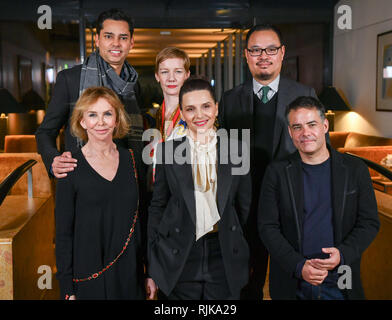 Berlin, Deutschland. 06 Feb, 2019. Trudie Styler (L-R), britischen Produzenten, Juliette Binoche, französische Schauspielerin und Jury Präsident, Sebastian Lelio, chilenische Regisseur (L-R) Rajendra Roy, uns Hauptkurator MoMA, Sandra Hüller, deutsche Schauspielerin, und Justin Chang, US-amerikanischer Autor, kommen Sie zum Hotel Mandala für eine Jury Dinner vor dem Start der Berlinale. Foto: Jens Kalaene/dpa-Zentralbild/dpa/Alamy leben Nachrichten Stockfoto