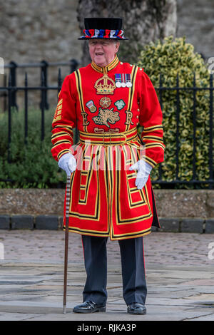 London, Großbritannien. 6. Feb 2019. Pete McGowran, der Chief Yeoman Warder am Tower von London überwacht die klar nach oben. Der Honourable Artillery Company (HAC), der Stadt des Londoner Reservearmee Regiment, Feuer 62 Pistole Royal Salute am Tower von London zu Ehren der Markierung der 67. Jahrestag Ihrer Majestät der Königin der Thronbesteigung. Die drei L 118 zeremoniellen Leichte Waffen abgefeuert, bei 10-Sekunden-Intervallen. Während ein Royal Salute normalerweise umfasst 21 Gewehre, dieses wird auf 41 erhöht, wenn von einem Königlichen Park oder Residence gefeuert. Credit: Guy Bell/Alamy leben Nachrichten Stockfoto