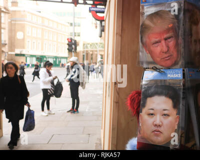 London, Großbritannien. 6. Februar 2019. Fußgänger in London vorbei party Masken der von US-Präsident Donald Trump und nordkoreanischen Führer Kim Jong-Un, die in einem zweiten Gipfeltreffen in Vietnam, die später im Februar Kredit zu erfüllen: Amer ghazzal/Alamy leben Nachrichten Stockfoto