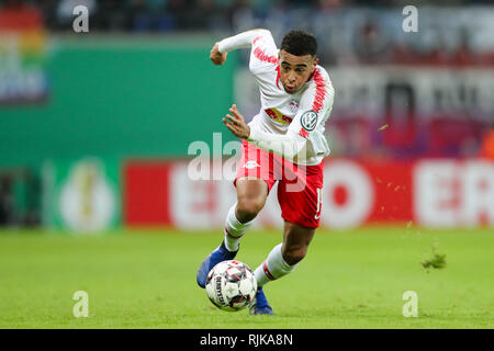 Leipzig, Deutschland. 06 Feb, 2019. Fussball: DFB-Pokal, Achtelfinale, RB Leipzig - VfL Wolfsburg in der Red Bull Arena Leipzig. Leipziger Tyler Adams auf der Kugel. (Wichtiger Hinweis: Die DFB verbietet die Verwendung von Bildern im Internet und in online Medien während des Spiels (einschließlich der Hälfte der Zeit). Sperrzeit! Der DFB erlaubt die Veröffentlichung und weitere Verwendung der Bilder auf mobilen Geräten (insbesondere MMS) und über DVB-H und DMB erst nach dem Ende des Spiels.) Credit: Jan Woitas/dpa-Zentralbild/dpa/Alamy leben Nachrichten Stockfoto