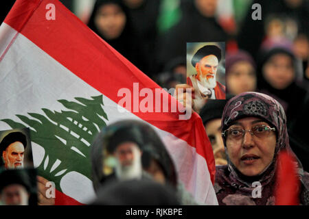 06. Februar 2019, im Libanon, in Beirut: ein Anhänger der Hisbollah, die pro-iranischen Libanesische Islamistische politische Partei und militanten Gruppe, hält ein Bild von Ayatollah Khomeini, ehemaliger Oberster Führer des Iran und Führer der iranischen Revolution von 1979, während einer Kundgebung zum 40. Jahrestag der Islamischen Revolution des Iran, Mohammad Reza Pahlavi, der letzte Schah von Iran gestürzt zu markieren. Foto: Marwan Naamani/dpa Stockfoto