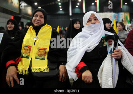 06. Februar 2019, im Libanon, in Beirut: ein Anhänger der Hisbollah, die pro-iranischen Libanesische Islamistische politische Partei und militanten Gruppe, hält eine Abbildung des Obersten Führers des Iran, Ajatollah Ali Khamenei, auf einer Kundgebung zum 40. Jahrestag der Islamischen Revolution des Iran, Mohammad Reza Pahlavi, der letzte Schah von Iran gestürzt zu markieren. Foto: Marwan Naamani/dpa Stockfoto