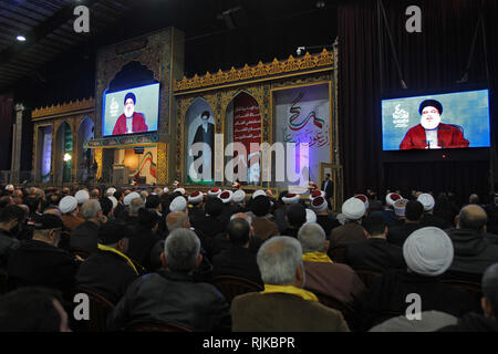 06. Februar 2019, im Libanon, in Beirut: Libanesisches muslimische Geistliche und Beamte hören zu einer Rede von Hassan Nasrallah, der Generalsekretär der Hisbollah, die pro-iranischen Libanesische Islamistische politische Partei und militanten Gruppe, auf einer Kundgebung zum 40. Jahrestag der Islamischen Revolution des Iran, Mohammad Reza Pahlavi, der letzte Schah von Iran gestürzt zu markieren. Foto: Marwan Naamani/dpa Stockfoto