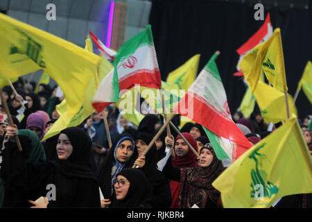 06. Februar 2019, im Libanon, in Beirut: Anhänger der Hisbollah, die pro-iranischen Libanesische Islamistische politische Partei und militanten Gruppe, wave Flags des Iran und der Hisbollah auf einer Kundgebung zum 40. Jahrestag der Islamischen Revolution des Iran, Mohammad Reza Pahlavi, der letzte Schah von Iran gestürzt zu markieren. Foto: Marwan Naamani/dpa Stockfoto