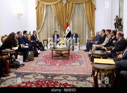 Bagdad, Irak. 6 Feb, 2019. Italiens Ministerpräsident Giuseppe Conte (L, Center) trifft mit dem irakischen Präsidenten Barham Salih (R, Center) in Bagdad, Irak, Jan. 6, 2019. Präsident des Irak Barham Salih am Mittwoch gesagt, dass der Irak scharf ist, effektive Beziehungen zu Italien und der Europäischen Union herzustellen. Quelle: Khalil Dawood/Xinhua/Alamy leben Nachrichten Stockfoto