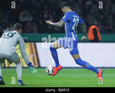 06. Februar 2019, Berlin: Fussball: DFB-Pokal, Achtelfinale, Hertha BSC - FC Bayern München im Olympiastadion. Herthas Davie Selke schießt den Ball gegen Bayerns Torwart Sven Ulreich (l). (Wichtiger Hinweis: Die DFB verbietet die Verwendung von Bildern im Internet und in online Medien während des Spiels (einschließlich der Hälfte der Zeit). Sperrzeit! Der DFB erlaubt die Veröffentlichung und weitere Verwendung der Bilder auf mobilen Geräten (insbesondere MMS) und über DVB-H und DMB erst nach dem Ende des Spiels.) Foto: Kay Nietfeld/dpa Stockfoto